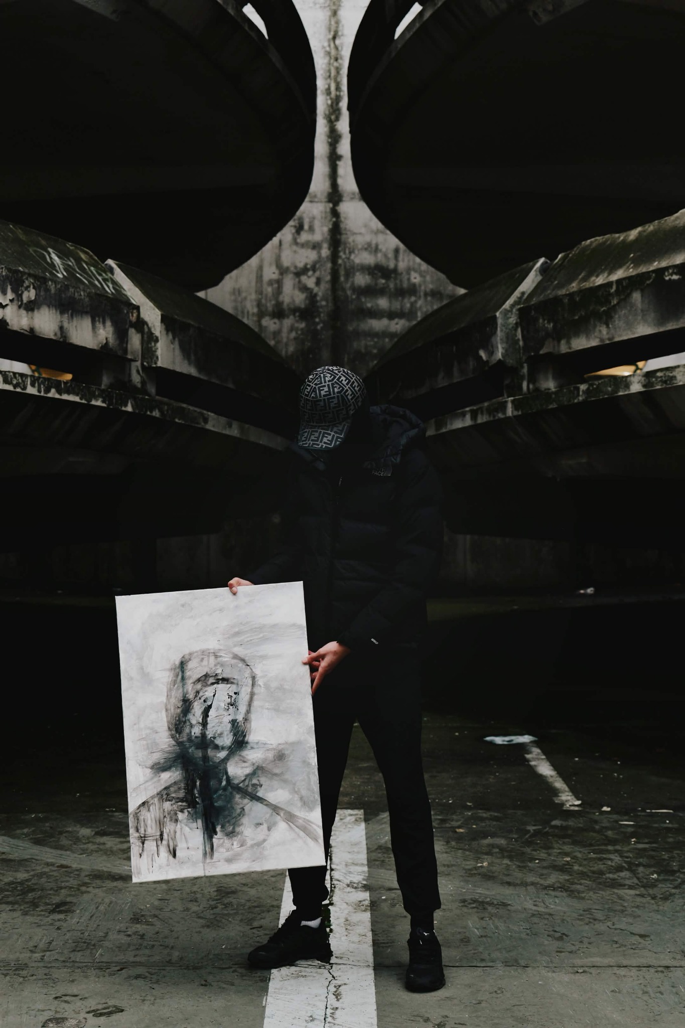 i2 présentant une œuvre en noir et blanc