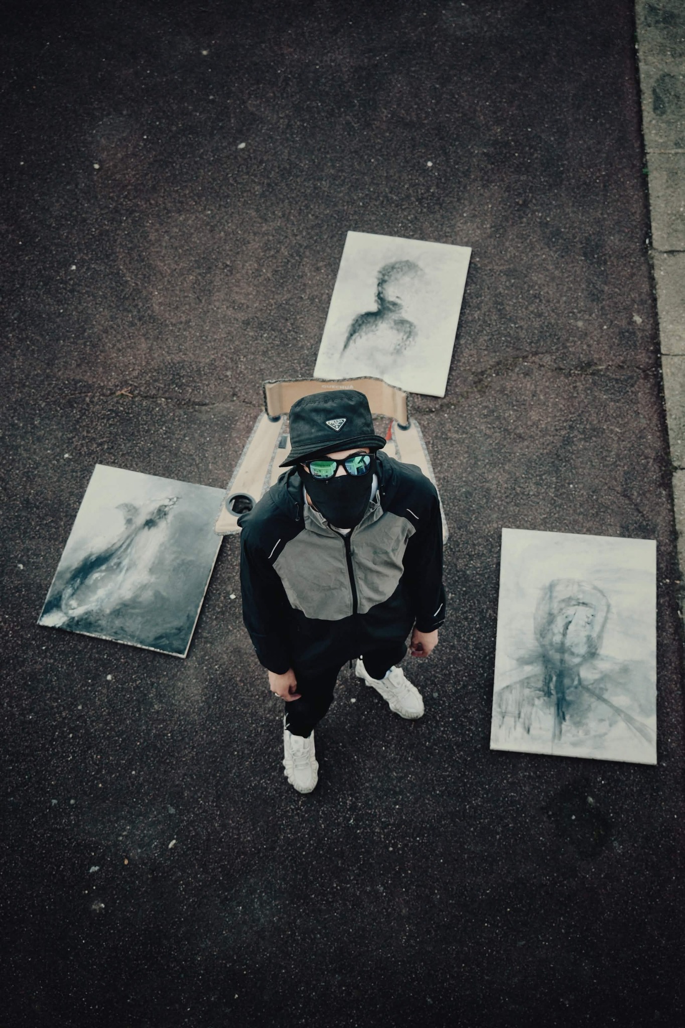 Portrait de i2 entouré de plusieurs peintures